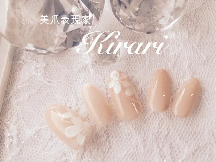 さり気な白花 おとなしい清楚な印象に ネイルサロン Kirari 所属 爪の美容室 Kirari のネイル デザイン ミニモ