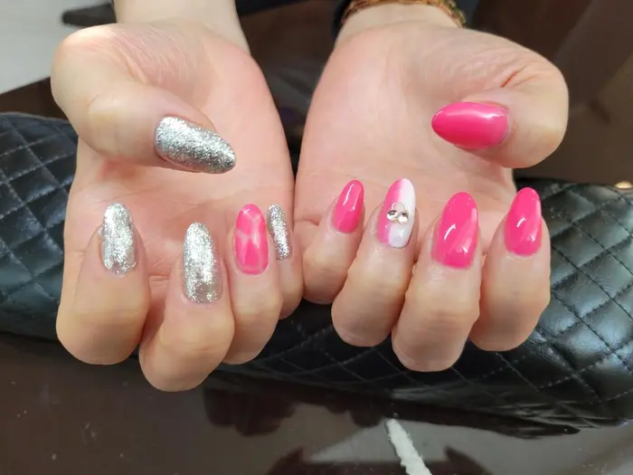 ビビットピンクとシルバーラメで可愛さとキラキラさを これからの時期はビビット系のカラーも素敵で Sept Nail草津店所属 Sept草津店 古澤友巳の ネイルデザイン ミニモ ビビットピンクとシルバーラメで可愛さとキラキラさを これからの時期はビビット系のカラーも素敵で Sept Nail草津店所属 Sept草津店 古澤友巳の ネイルデザイン ミニモ