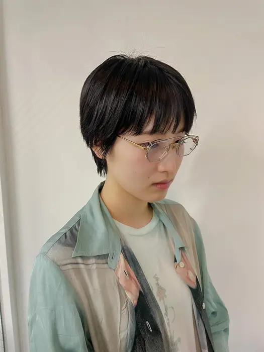 少しモードに寄せたショートヘア