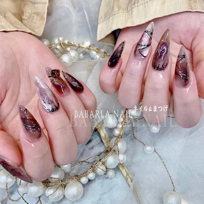 毒々しいカラーでクールさを出しながらキュートなパーツでガーリーさをup Babarla Nail所属 Babarla Nailのネイルデザイン ミニモ