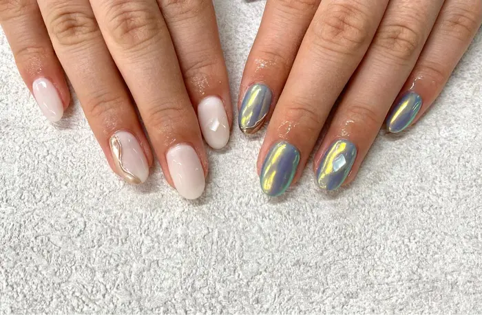 くすみブルーの上にミラーネイル Nailsalon Bellflower所属 Bellflower Yukinoのネイルデザイン ミニモ