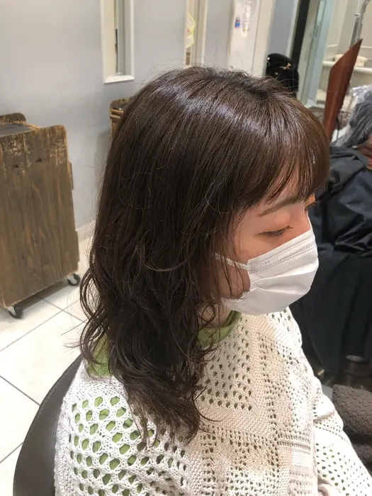 顔まわりにレイヤーを入れたミディアムヘア パーマをウェービーにかけてこなれた雰囲気に 結んでもおろ Neolive Ginza 銀座店 ヘア 所属 ニュアンスパーマ おおや ともみのヘアカタログ ミニモ