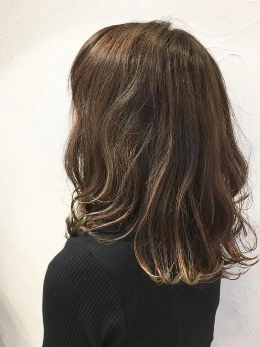 暖色系から寒色系にカラーチェンジ ハイライトとインナーカラーで遊びを加えました Vapaushairdesing所属 Miura Iyoのヘアカタログ ミニモ