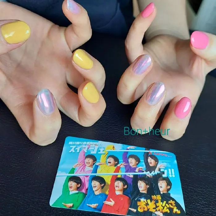 私のネイル 佐久間ピンクにするか 十四松イエローにするか 迷って ちぐはぐになりました 公 Bon Heur所属 宮口 紗子のネイル デザイン ミニモ