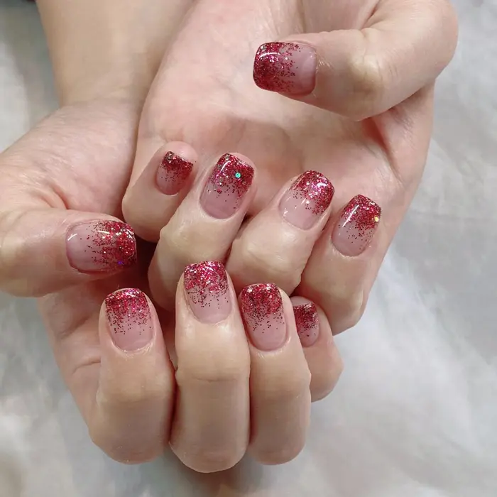 キラキラの赤ラメグラデーション Elixir Nail 新橋所属 エリクサーネイル新橋 中村のネイルデザイン ミニモ
