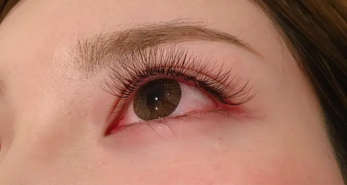 真ん中に束を持ってきて ボリューム強調しています 本数多くしても派手すぎない目元で 盛れますよ Anelalana所属 古川 杏奈 のマツエクデザイン ミニモ