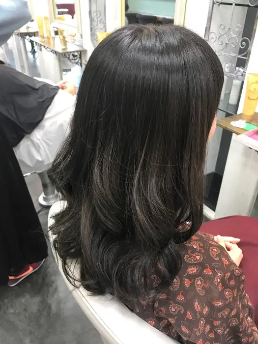 ブリーチ毛にくらーいアッシュ 黒髪に近いけど真っ黒にはせず 光に当たった時に少し色が透けるように Crop Es 大船西口所属 イシイ ナツミのヘアカタログ ミニモ