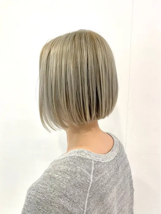 前下がりボブ セミホワイトカラー Laulea表参道所属 藤原 大吾のヘアカタログ ミニモ