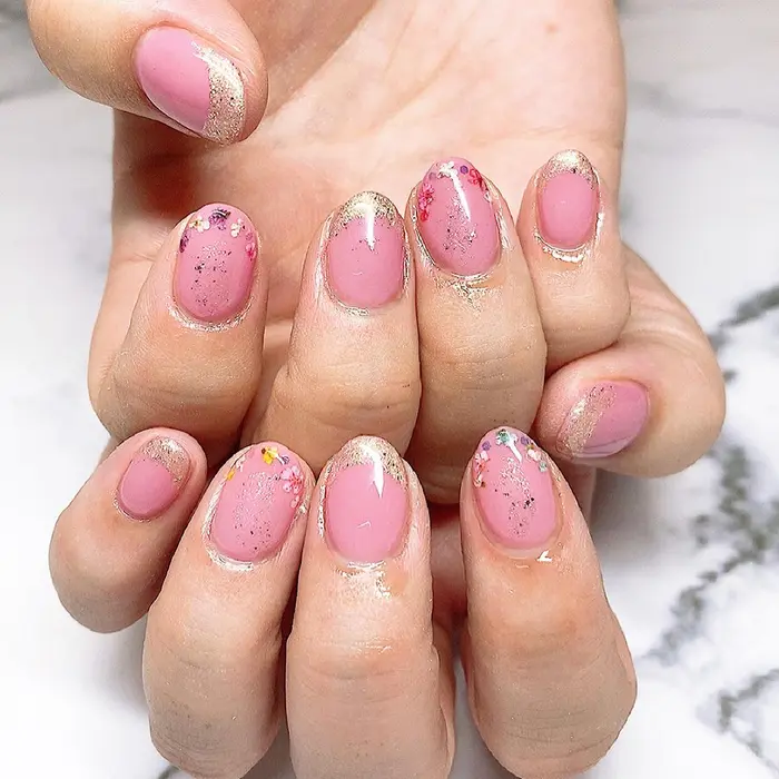 春ネイルカラフル押し花フレンチ Crystalnail所属 Crystal Nailのネイルデザイン ミニモ