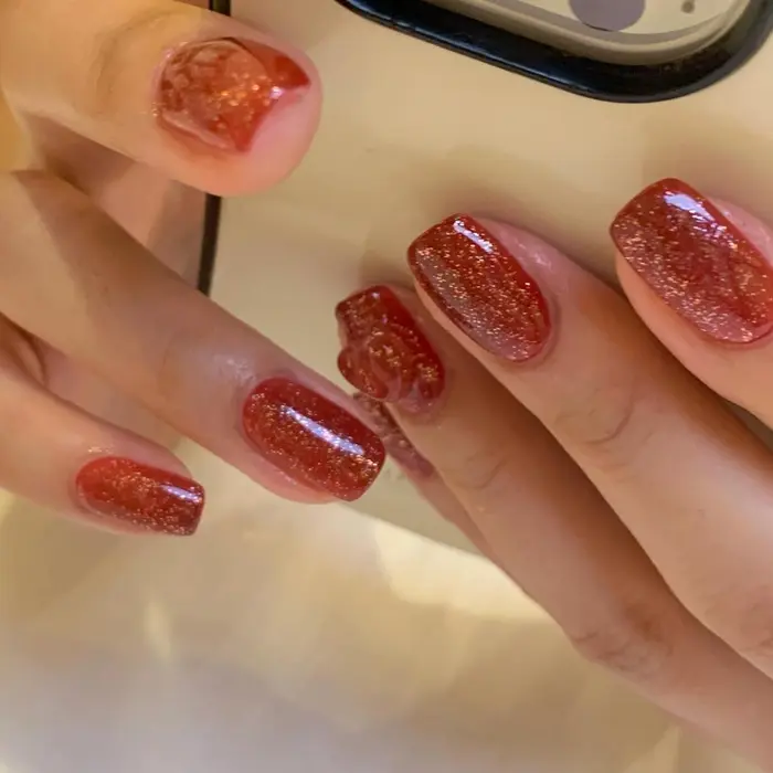 赤のベースに 3色のlameをパラパラ さりげなくクリアハートちゃんも Ai Nail所属 Ai のネイル デザイン ミニモ