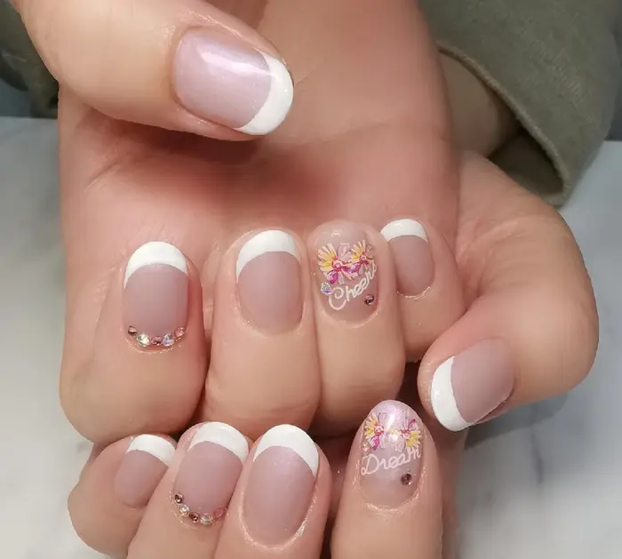 フレンチネイル 花柄ネイル Salon De Reve所属 Reve あやののネイルデザイン ミニモ