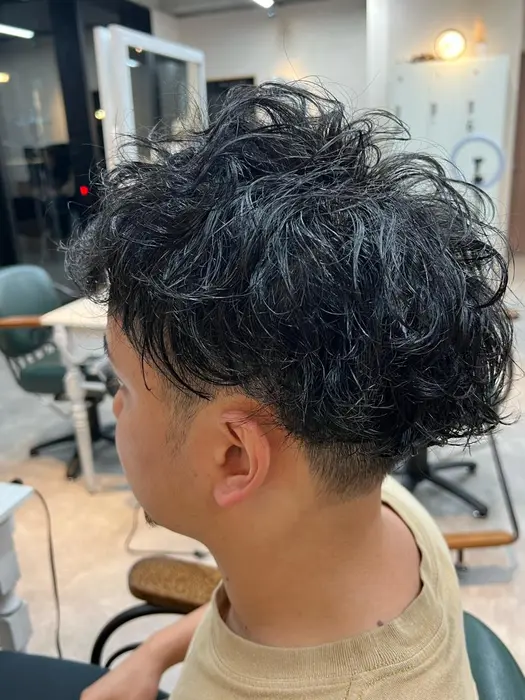 22年も流行するパーマスタイル 波巻きツイストスパイラル 外ハネをうまく重なるように考え Style Japan新都心店所属 大嵩 達也のヘアカタログ ミニモ