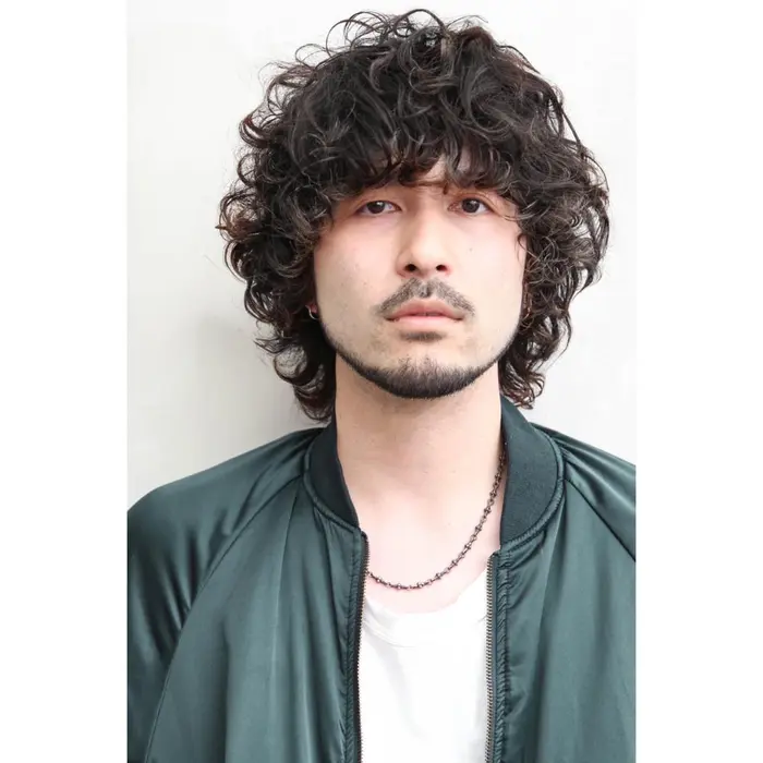 全体に強めのスパイラルパーマをかけることで 素早いセットで決まる楽ちんエロスタイル 吉田の Breath Beauu ブレス ボー 所属 吉田尚宏 Men S Stylistのヘアカタログ ミニモ