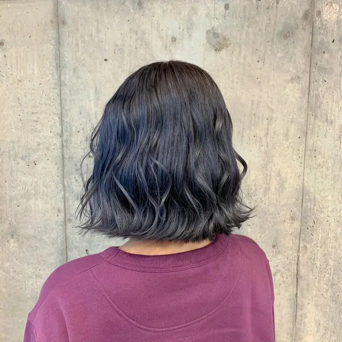 ラベンダーブルージュ ブリーチ後 ネイビーとパープルの色味で染めました 色落ちの際に出てくる Hair Salon P A P E R所属 Natsuki トップデザイナー のヘアカタログ ミニモ