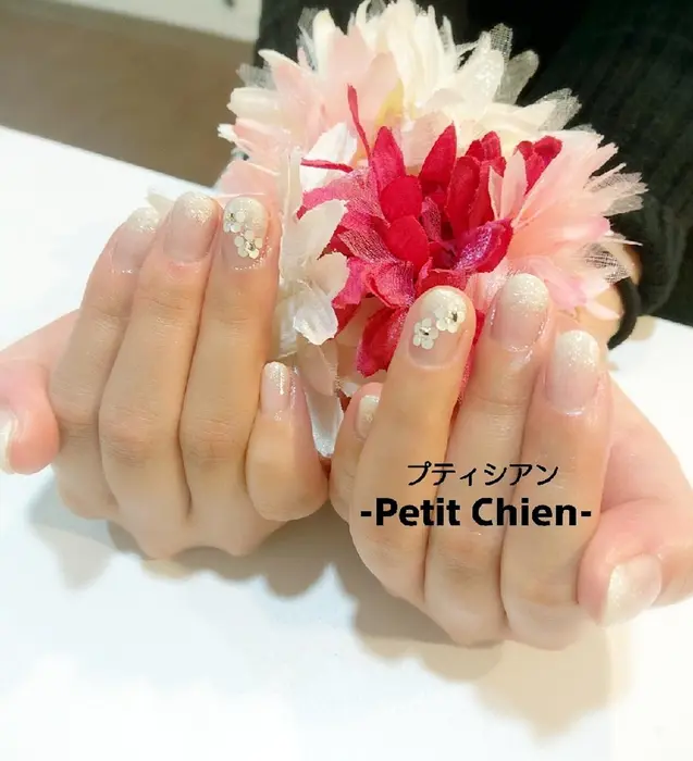 お客様ネイル いつもシンプルめにストーンをのせていかれるのですが 今回はいつもと違ってホログラム Petitchien所属 Petitchien プティシアンのネイルデザイン ミニモ