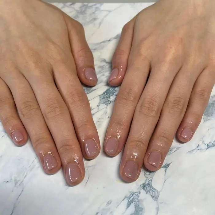 会社であまり派手な色はできない方におすすめな クリアピンク ネイルサロン Rich To 蒲郡店所属 奥村 茉歩のネイル デザイン ミニモ