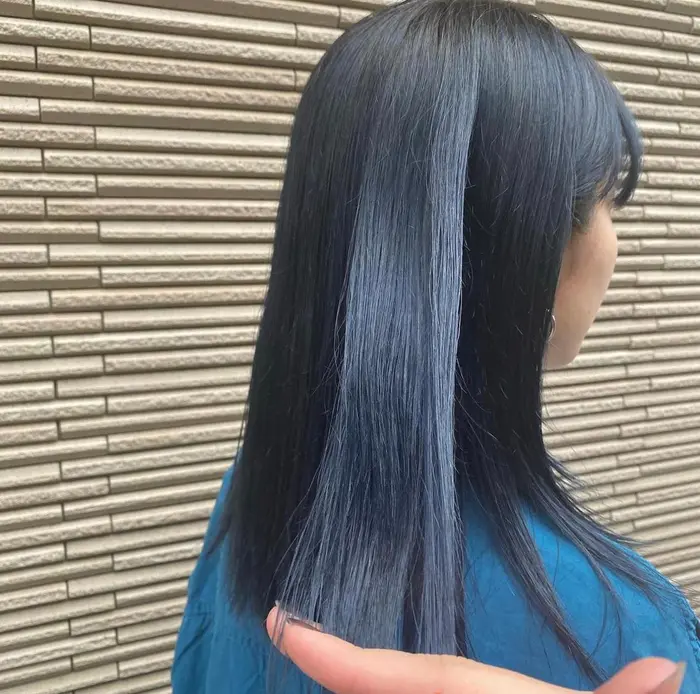 ブルーカラー トレンドカラー 夏ヘアカラー アクアブルー ブリーチカラー カラーモデル カラーモデ レオニード所属 齊藤 百花のヘア カタログ ミニモ
