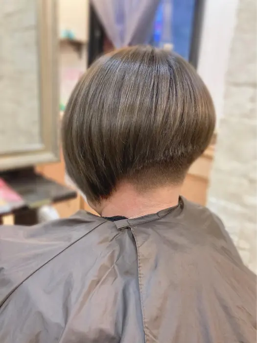 ショートボブ スッキリ刈り上げでクールに カーキアッシュ Allure所属 Allure 安部結花のヘアカタログ ミニモ