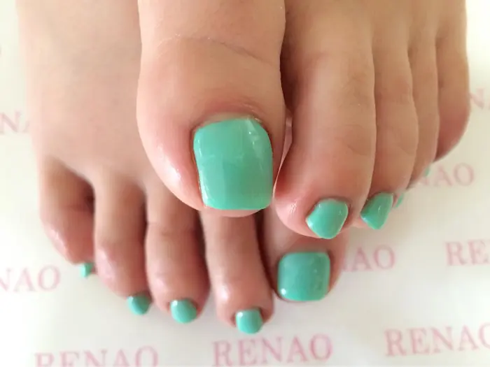 ワンカラーフットネイル 鮮やかななターコイズグリーンネイル ネイルサロン スクール Rena ネイルサロン スクールrenao所属 Nail Salon Renaoのネイルデザイン ミニモ