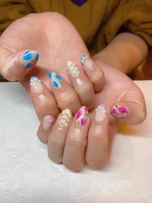 チューリップ 左右色違い可愛いです Nail Salon Luxury 梅田店所属 日比 裕加里のネイル デザイン ミニモ