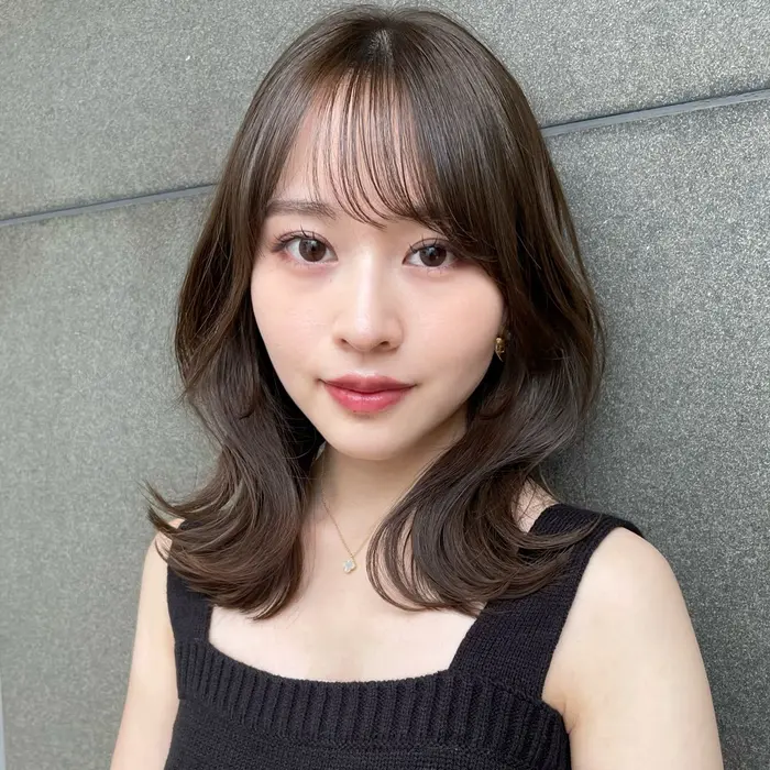 オリーブグレージュで透明感カラー
鎖骨下ミディアムで大人可愛いヘアに