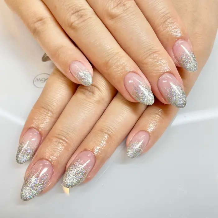 ラメグラ人気no 1です ラメのグラデーションの中でもダントツで人気なのがこちらです 細か Elixir Nail所属 エリクサーネイル神田 入江の ネイルデザイン ミニモ