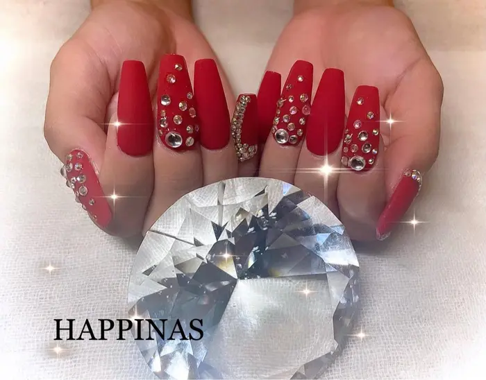 マットネイル スカルプネイル マットネイル レッドネイル ストーンネイル キラキ Happinas所属 Happinas 代表石川賢太郎 の ネイルデザイン ミニモ