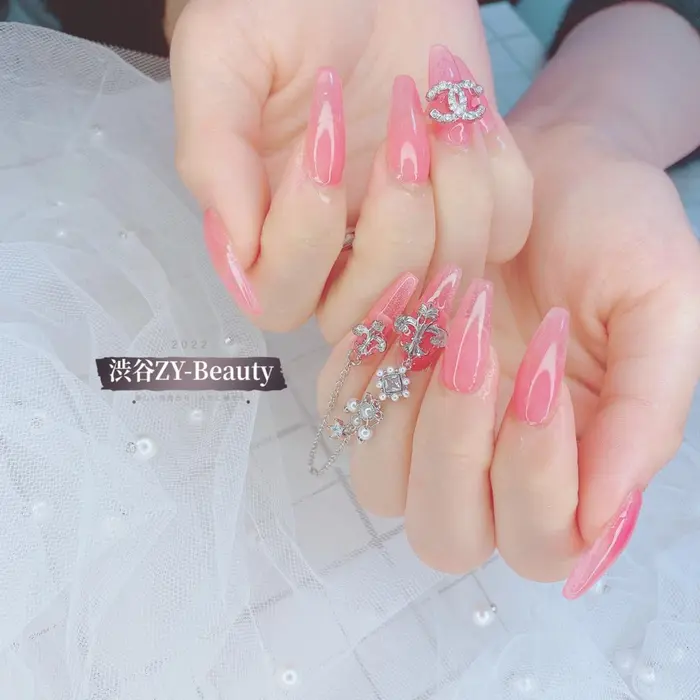 22人気ネイル可愛いキャラクター 3dネイル 黒白ネイル 高級感ネイル 個性ネイル Zy Beauty所属 Zy Beauty 渋谷のネイル デザイン ミニモ