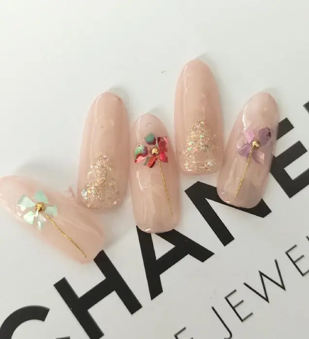 春らしいお花をクラッシュシェルと金糸で作りました オフィスネイルにもぴったり お好きなカラーに無 ネイルサロンangel所属 ネイルサロン Angelの ネイルデザイン ミニモ