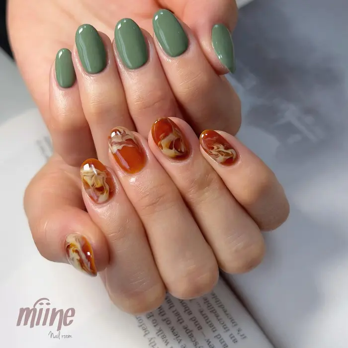 𝐂𝐚𝐫𝐚𝐦𝐞𝐥 𝐥𝐚𝐭𝐭𝐞 美ワンカラー とのアシンメトリー Nail Nail Room Miine 所属 福元 あづさのネイルデザイン ミニモ