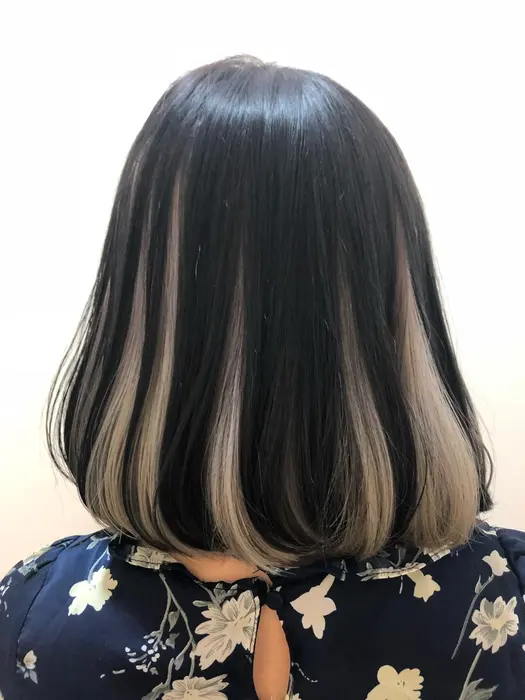 ブラック ホワイト 表面は黒に近いグレー インナーはモーブが少し入ったホワイト インナ Col所属 派手髪個性派カラー うちださつきのヘアカタログ ミニモ