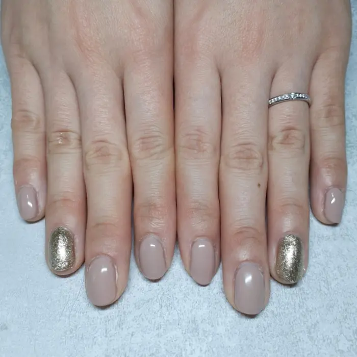 2色カラー ベージュ ゴールド ジェルネイル Pisca Pisca所属 神戸市兵庫区 格安ネイルサロンのネイル デザイン ミニモ 2色カラー ベージュ ゴールド ジェルネイル Pisca Pisca所属 神戸市兵庫区 格安ネイルサロンのネイル デザイン ミニモ