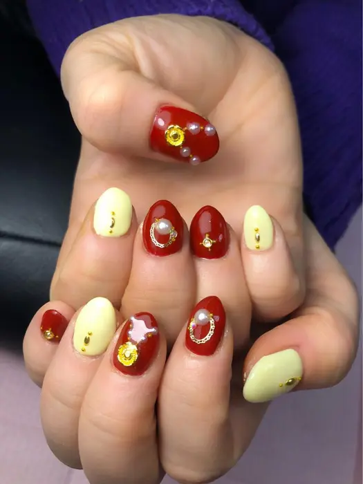 優しい明るい黄色とと少し落ち着いた赤で ちょっぴりレトロな可愛いネイル しーちゃんネイル所属 しーちゃんネイル 夜間深夜専門のネイル デザイン ミニモ