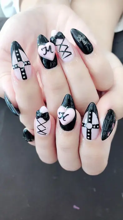 追加有 Pink Black ハーネスもリボンもハートも全部 Nail Salon Ef所属 M Tomoのネイル デザイン ミニモ