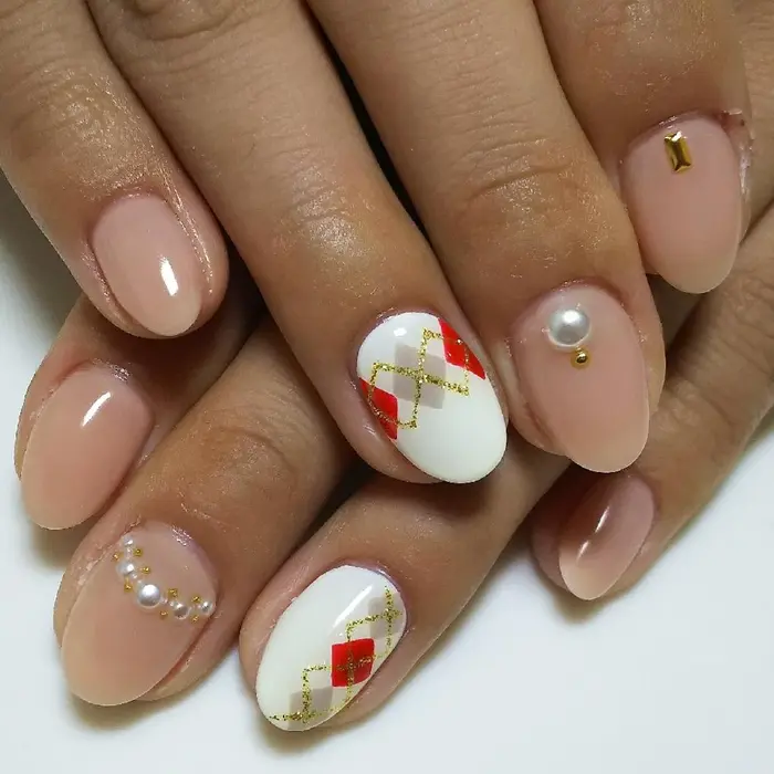 アーガイル柄ネイル左右で縦横変えてます ネイル アイラッシュサロン Veil 池袋東口店所属 藤木 ネイルデザイナーのネイル デザイン ミニモ