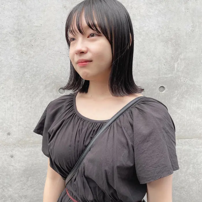 ぷつんっとロブ 肩について自然とはねる ストレートの簡単スタイリングだけど シンプルおしゃ Pledica所属 サトウ リョウのヘアカタログ ミニモ