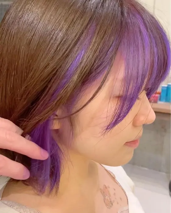 ブリーチしてから バイオレットのカラーをon 前髪のインナーカラーかイヤリングカラー お好みの方 Strings下北沢所属 ポイントカラー美容師 Strings下北沢のヘアカタログ ミニモ
