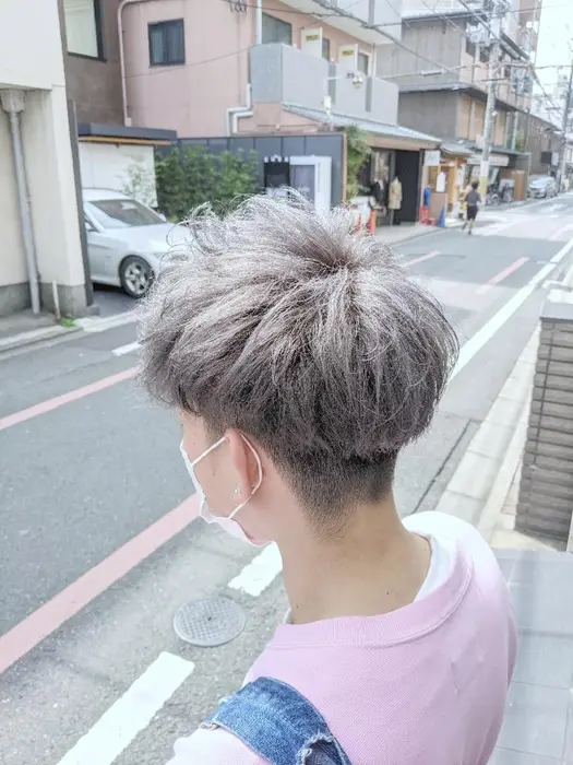 メンズのダブルカラー ブリーチ2回にベージュ系のシルバーを入れてカッコいいカラーです Honey Bee所属 甲斐 研太のヘアカタログ ミニモ