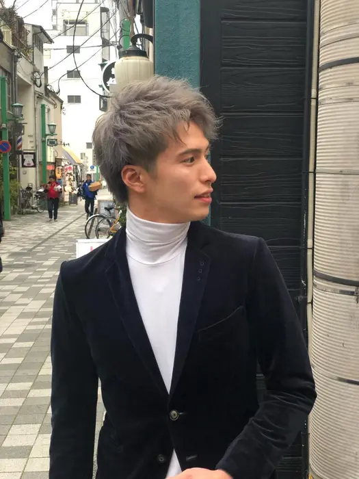 サイドはツーブロック バックは刈り上げず自然な感じで前髪は下ろしても良し上げても良しの自由度高めヘア Blaze H L所属 福山 雄大のヘアカタログ ミニモ