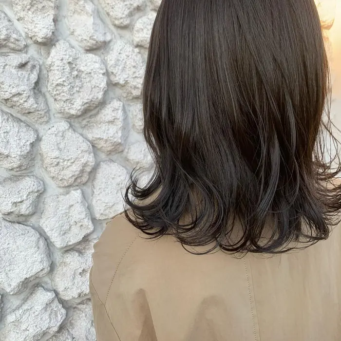 オフィス向け 寒色color 太陽 の光に当たるとブルーに透明感溢れるとってもオシャレなカラーで Crece所属 古市 奈美のヘアカタログ ミニモ