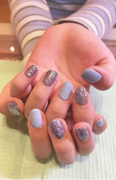 お客様と相談させて頂きながらラメとパステルカラーにしました この組み合わせとても可愛いです 色 Minz池袋店所属 川名 文華のネイルデザイン ミニモ